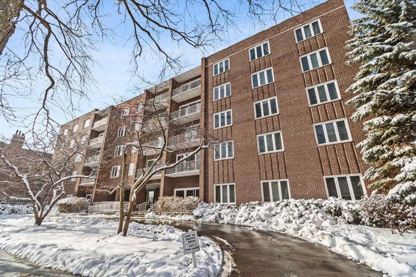 Spacious, well-loved 2 bedroom/2 bathroom condo in premier - Beach Condo for sale in Evanston, Illinois on Beachhouse.com