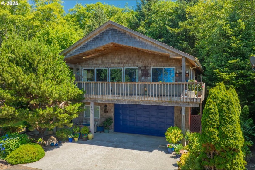 Gracious Cannon Beach home located on a quiet street just 2 - Beach Home for sale in Cannon Beach, Oregon on Beachhouse.com