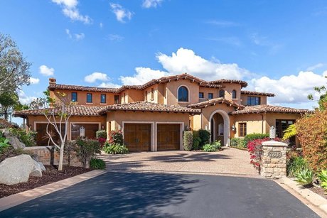 Sensational Tuscan style estate resting on 0.68 acres with - Beach Home for sale in San Diego, California on Beachhouse.com