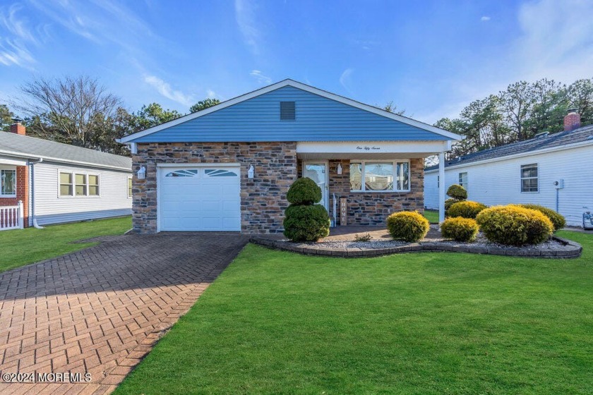 Welcome home! Beautifully remodeled Expanded Lakeview Model in - Beach Home for sale in Toms River, New Jersey on Beachhouse.com