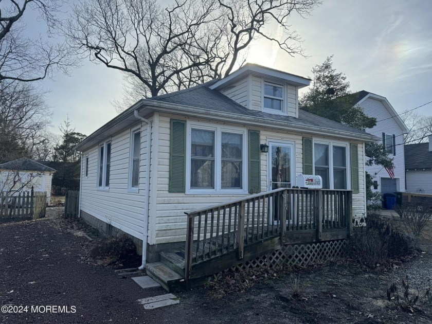 Back on the market due to buyers qualifying.       Cute starter - Beach Home for sale in Pine Beach, New Jersey on Beachhouse.com