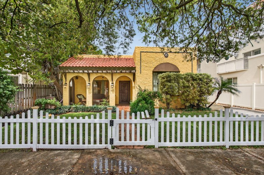 Experience the timeless character of Victoria Park from the - Beach Home for sale in Fort Lauderdale, Florida on Beachhouse.com