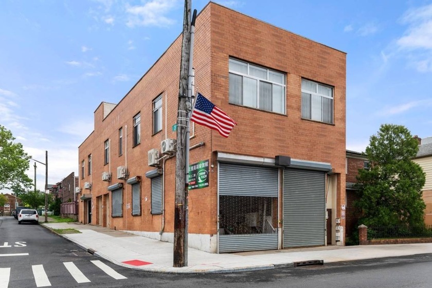 Opportunity knocks for both investors and end users - Beach Commercial for sale in College Point, New York on Beachhouse.com