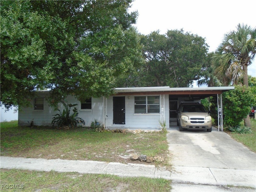 CUTE little 2 bedroom (could be 3 BR/1wall?), with large - Beach Home for sale in North Fort Myers, Florida on Beachhouse.com