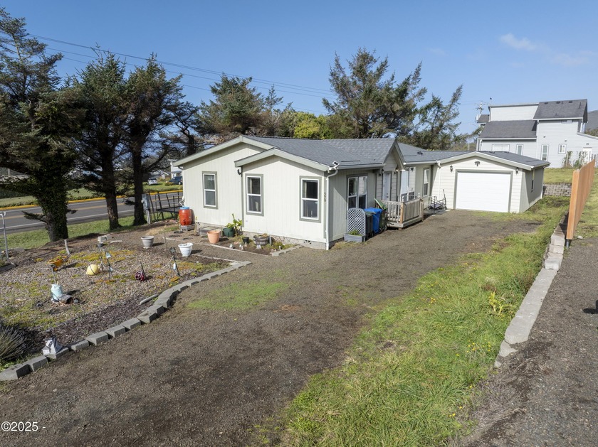 ESCAPE TO YACHATS! This home offers unparalleled access to - Beach Home for sale in Yachats, Oregon on Beachhouse.com
