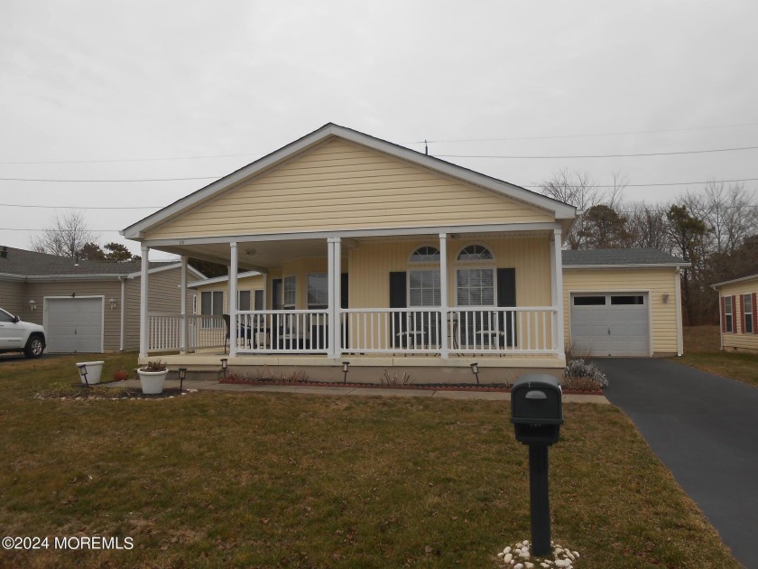 Welcome to this stunning, turn-key, 2 bedroom 2 full bath - Beach Home for sale in Manahawkin, New Jersey on Beachhouse.com