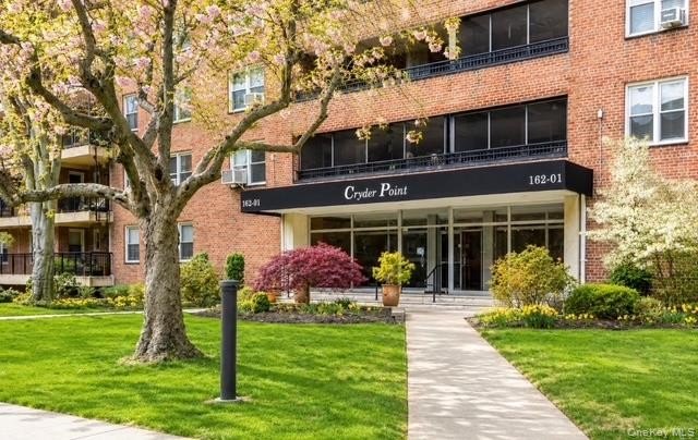 Welcome to resort-style living in this spacious and beautifully - Beach Home for sale in Beechhurst, New York on Beachhouse.com