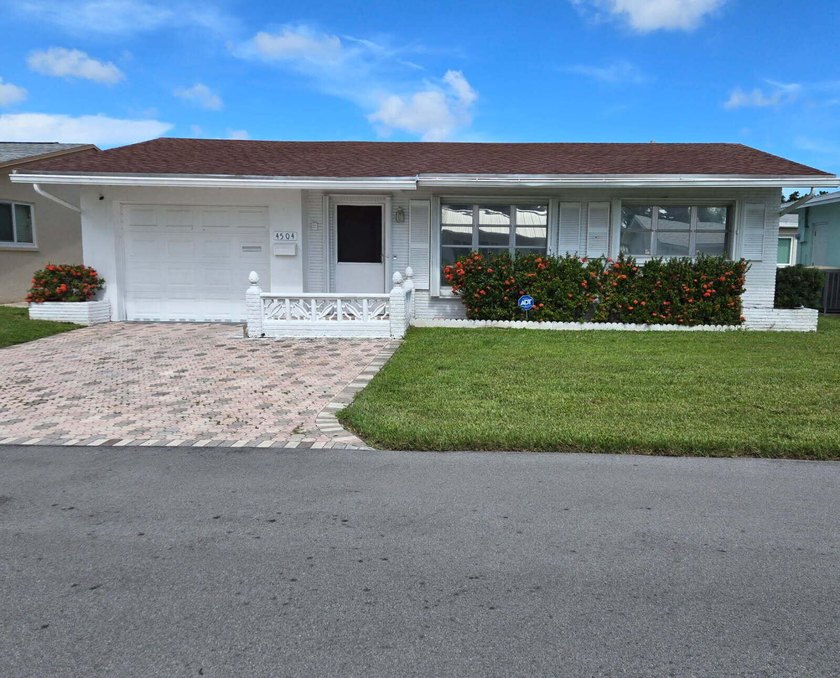 If you are looking for a quite 55+ community, this 2 Bedroom, 2 - Beach Home for sale in Tamarac, Florida on Beachhouse.com