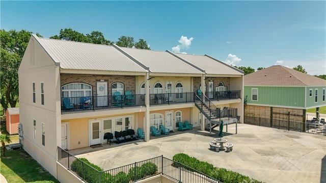 Relax and enjoy the beach life at this 2 bed 1.5 bath condo - Beach Condo for sale in Long Beach, Mississippi on Beachhouse.com