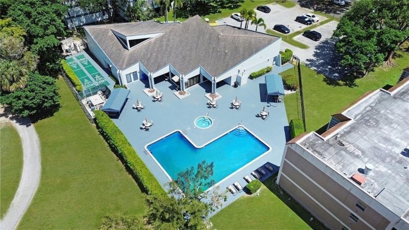 You found it! Is the penthouse baby! Spacious 3rd floor Condo - Beach Condo for sale in Tamarac, Florida on Beachhouse.com