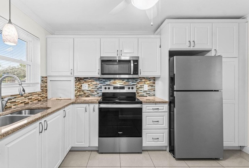 Effortless Florida Living in Boynton Beach! Step right into your - Beach Condo for sale in Boynton Beach, Florida on Beachhouse.com