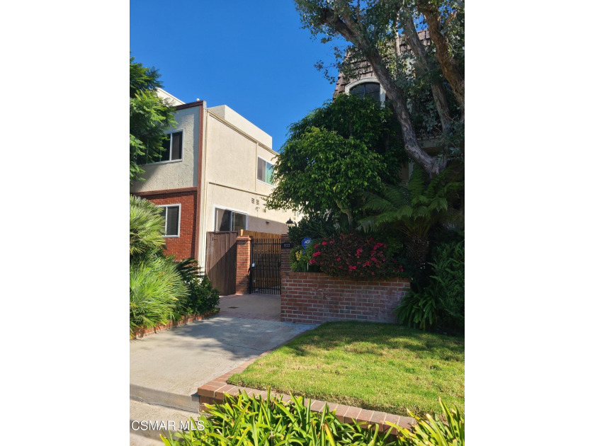 Welcome Home! This stunning three-bedroom - Beach Townhome/Townhouse for sale in Santa Monica, California on Beachhouse.com