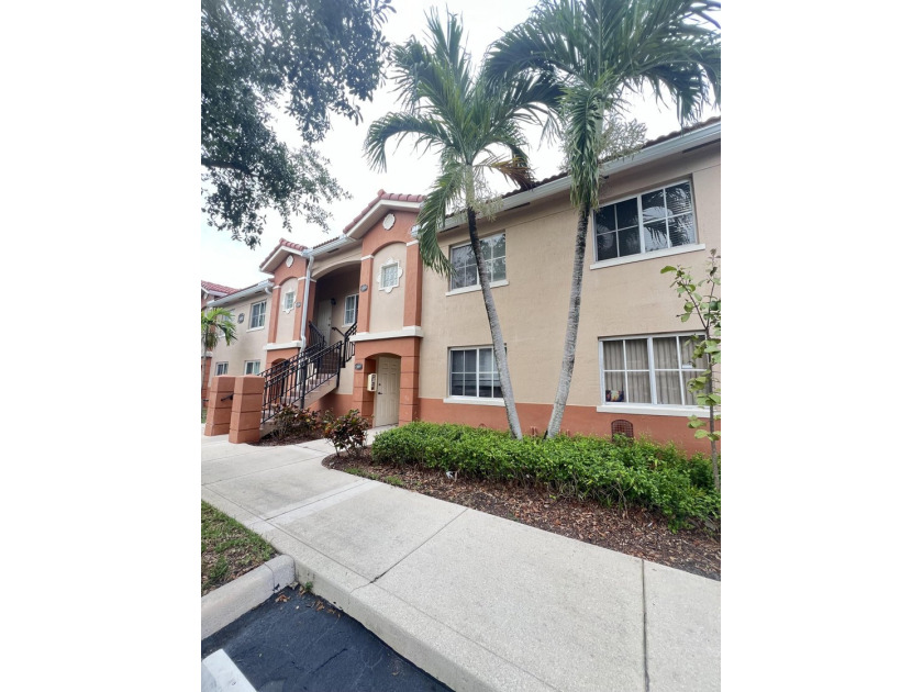 Welcome to this beautifully maintained first-floor condo in the - Beach Condo for sale in West Palm Beach, Florida on Beachhouse.com