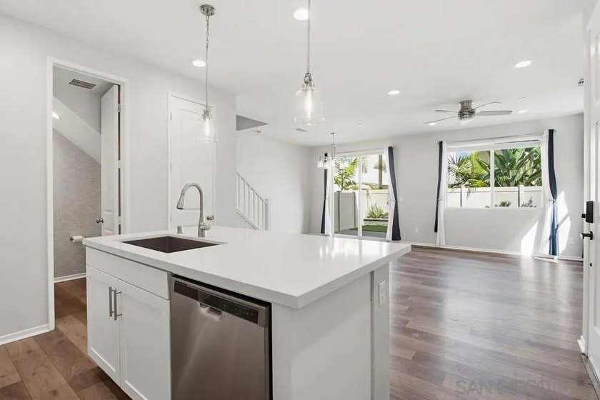 Beautiful 3 bedroom 2.5 bath Town Home in Pacific Ridge! Family - Beach Townhome/Townhouse for sale in Oceanside, California on Beachhouse.com