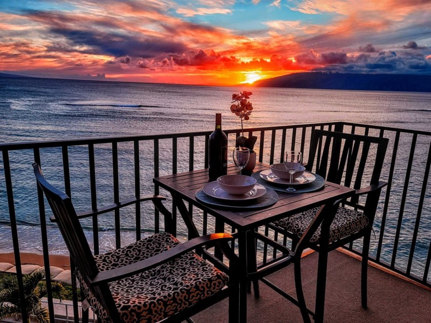 HOTEL ZONED !!  PRICED TO SELL!  OCEAN FRONT 2-BEDROOM UNIT FEE - Beach Condo for sale in Lahaina, Hawaii on Beachhouse.com