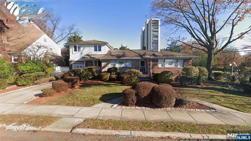 LARGE HOME FOR EXTENDED FAMILY WITH INLAW SUITE. HOUSE HAS A LG - Beach Home for sale in Fort Lee, New Jersey on Beachhouse.com