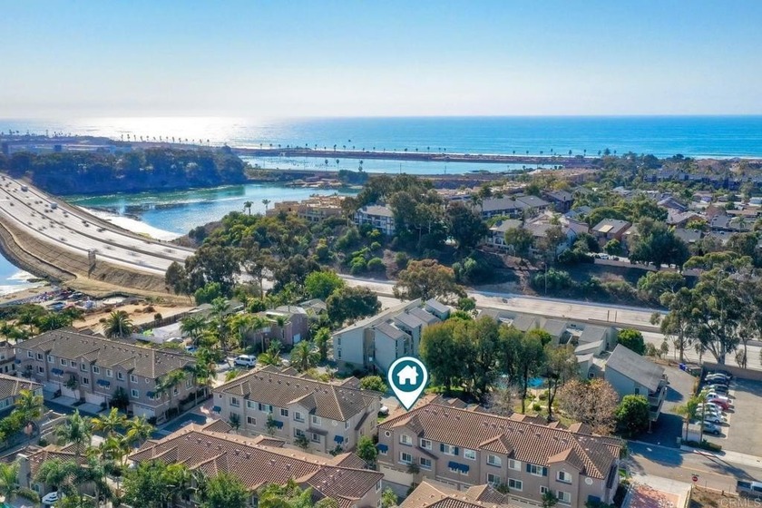 Welcome to THE BLUFFS! As an END UNIT this condo basks in - Beach Condo for sale in Carlsbad, California on Beachhouse.com