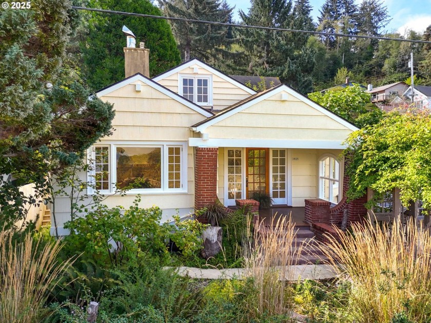 Originally built in 1934, this enchanting Craftsman cottage has - Beach Home for sale in Astoria, Oregon on Beachhouse.com