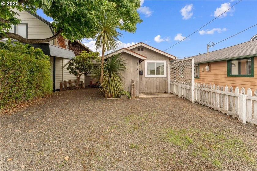 Welcome to this delightful Seaside cottage, perfectly positioned - Beach Home for sale in Seaside, Oregon on Beachhouse.com