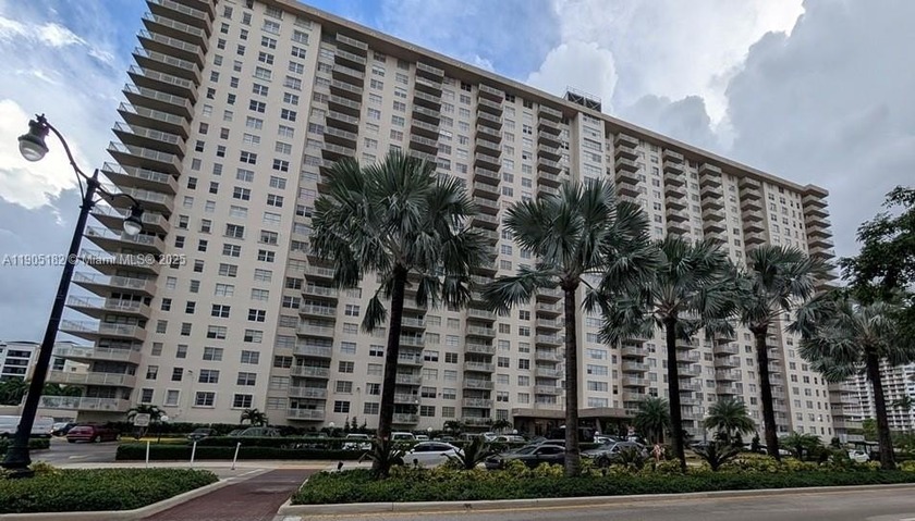 REO/Foreclosure/Bank Owned. Buyers and/or agents should confirm - Beach Condo for sale in Sunny Isles Beach, Florida on Beachhouse.com