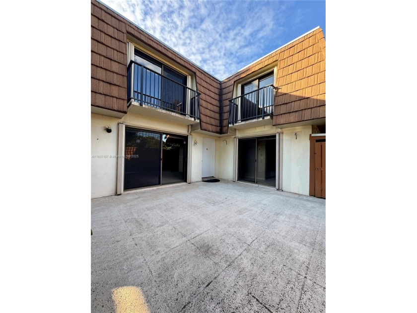 2 Bedroom 2.5 Baths plus additional Room (can be a 3rd Bedroom - Beach Townhome/Townhouse for sale in Davie, Florida on Beachhouse.com