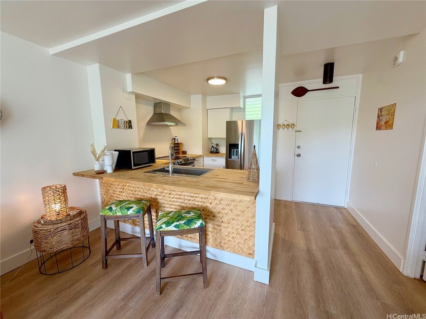 Tastefully upgraded 1-bed, 1-bath unit in Makaha Valley Towers - Beach Condo for sale in Waianae, Hawaii on Beachhouse.com