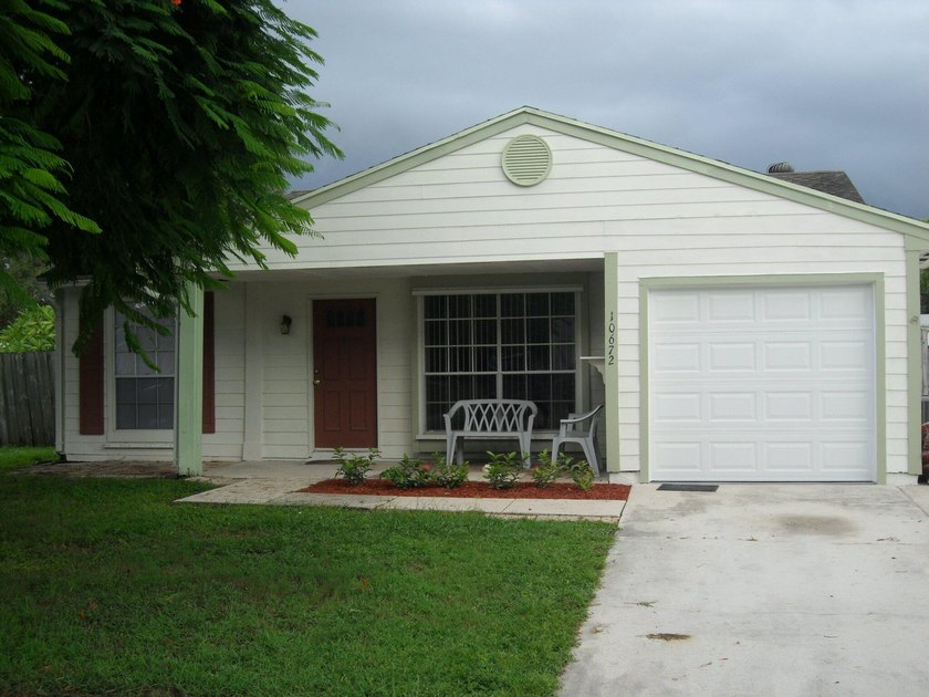 Beautifully renovated 2-bed, 2-bath home with 1-car garage and - Beach Home for sale in Royal Palm Beach, Florida on Beachhouse.com