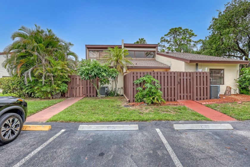 Welcome to this charming 2-bedroom, 2-bathroom townhome - Beach Townhome/Townhouse for sale in West Palm Beach, Florida on Beachhouse.com