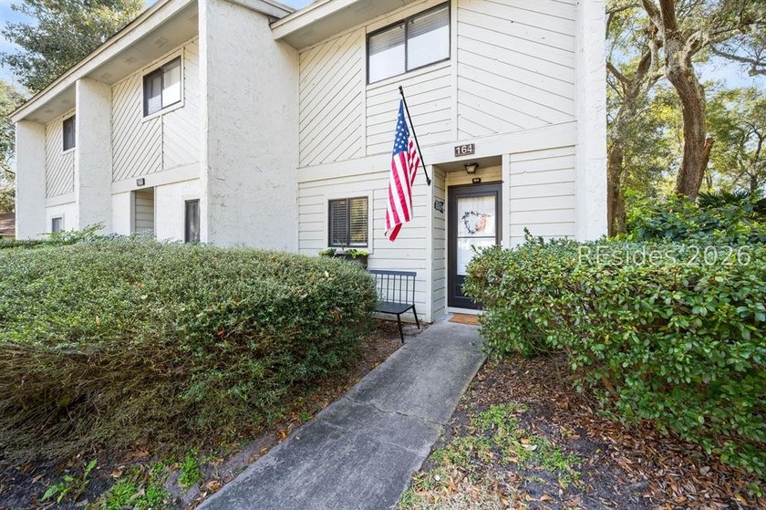 This 2 bedroom 2.5 bathroom Woodlake Villa is a charming coastal - Beach Condo for sale in Hilton Head Island, South Carolina on Beachhouse.com
