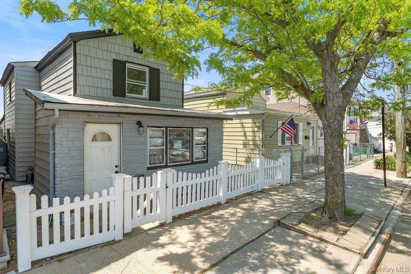 Move right into this stunning, fully gut-renovated 3-bedroom - Beach Home for sale in Broad Channel, New York on Beachhouse.com