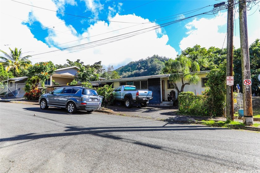 Experience the ease of Honolulu living in this 3 bedroom, 2 bath - Beach Home for sale in Honolulu, Hawaii on Beachhouse.com