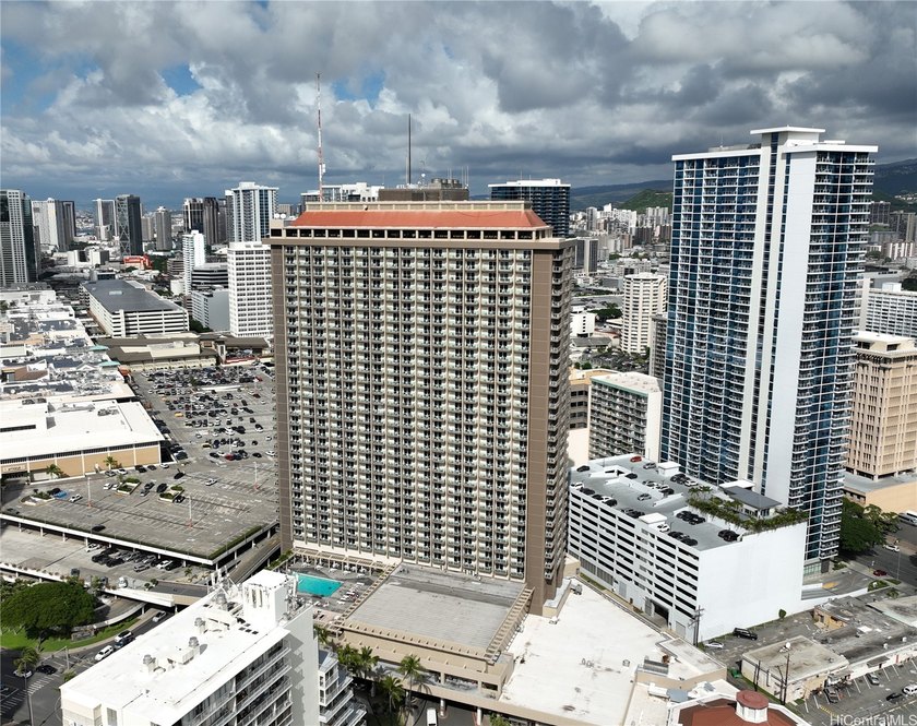 Enjoy elegant style living in this condo-hotel. 24th floor - Beach Condo for sale in Honolulu, Hawaii on Beachhouse.com