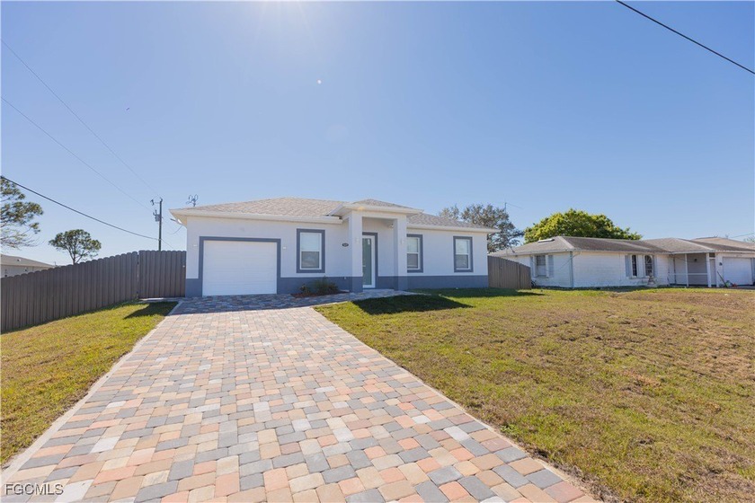 Move-in ready 3 bed / 3 bath with a functional layout, spacious - Beach Home for sale in Lehigh Acres, Florida on Beachhouse.com
