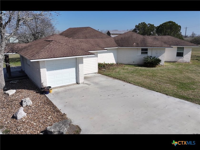 WATERVIEW!!! This 3 bedroom, 3 bathroom brick home with a 1 car - Beach Home for sale in Port Lavaca, Texas on Beachhouse.com