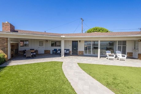 Perfection! Unpack, you are at home! This wonderful single level - Beach Home for sale in San Diego, California on Beachhouse.com