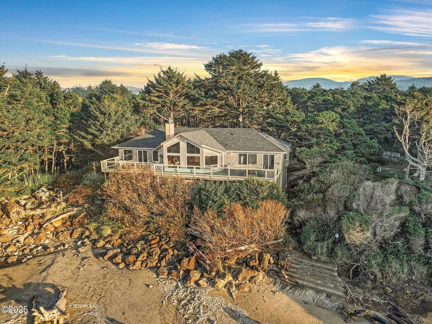 Private Oceanfront Home in a Quiet Cove Near Yachats - This 2 - Beach Home for sale in Yachats, Oregon on Beachhouse.com