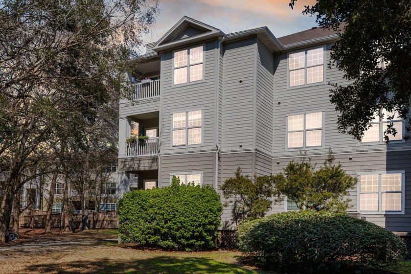 Discover your dream home with this top-floor condo for sale in - Beach Home for sale in Charleston, South Carolina on Beachhouse.com