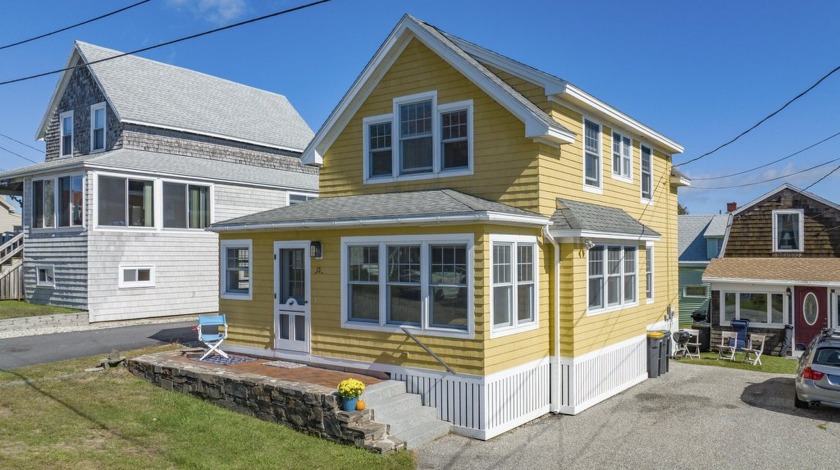 Welcome to 13 Pearl St. at Higgins Beach. Built in 2000, located - Beach Home for sale in Scarborough, Maine on Beachhouse.com