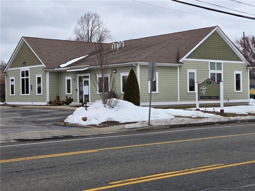 Prime flexible-use opportunity in a high-visibility - Beach Commercial for sale in Warwick, Rhode Island on Beachhouse.com