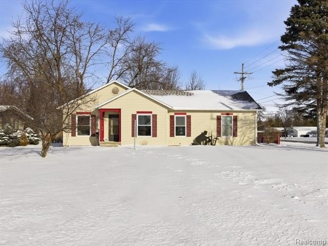 Welcome home to this well-maintained 3-bedroom, 2-bath home in - Beach Home for sale in Fort Gratiot, Michigan on Beachhouse.com