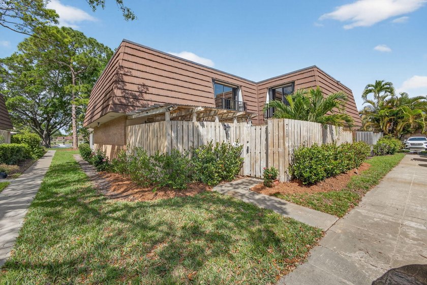 Discover this gorgeously remodeled Divosta built townhouse - Beach Townhome/Townhouse for sale in Palm Beach Gardens, Florida on Beachhouse.com