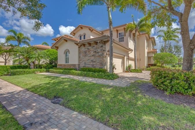 2,850 sq. condo on the second floor of a two story building - Beach Condo for sale in West Palm Beach, Florida on Beachhouse.com