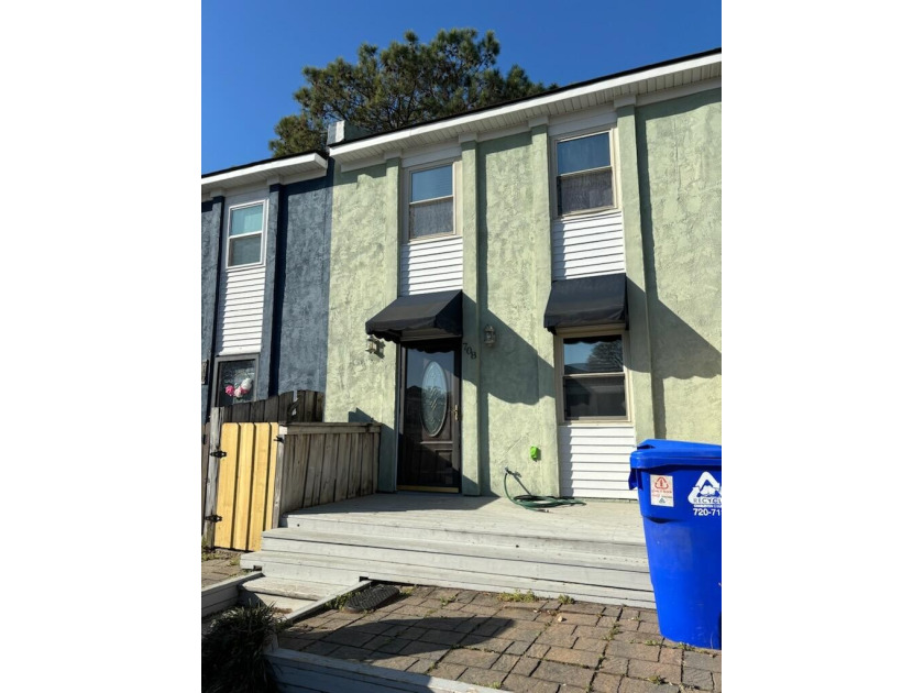Introducing 708 Vision Rd - a charming townhouse in Old Mt - Beach Home for sale in Mount Pleasant, South Carolina on Beachhouse.com