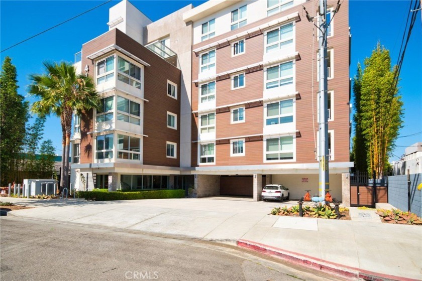 Fabulous modern living in this 2 bedrooms and 2 baths eight year - Beach Condo for sale in Marina Del Rey, California on Beachhouse.com