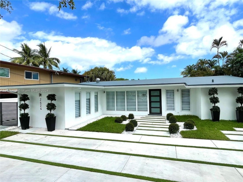 Beautiful waterfront home PROFESSIONALLY REMODELED in the - Beach Home for sale in Fort Lauderdale, Florida on Beachhouse.com