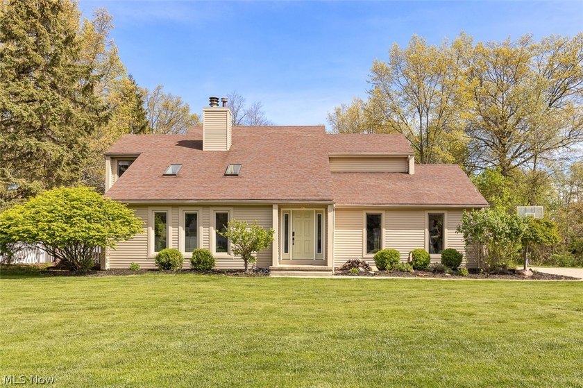 Welcome home to 32290 Orchard Park Dr Avon Lake OH. This stately - Beach Home for sale in Avon Lake, Ohio on Beachhouse.com