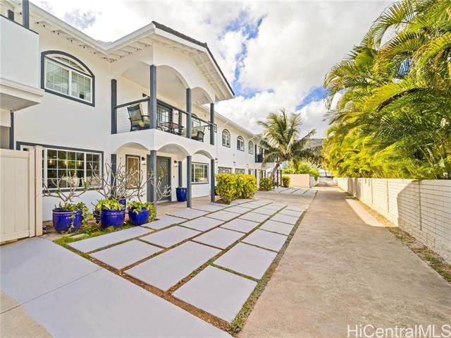 A one-of-a-kind luxury in a setting 'kissed by heaven', this - Beach Home for sale in Honolulu, Hawaii on Beachhouse.com