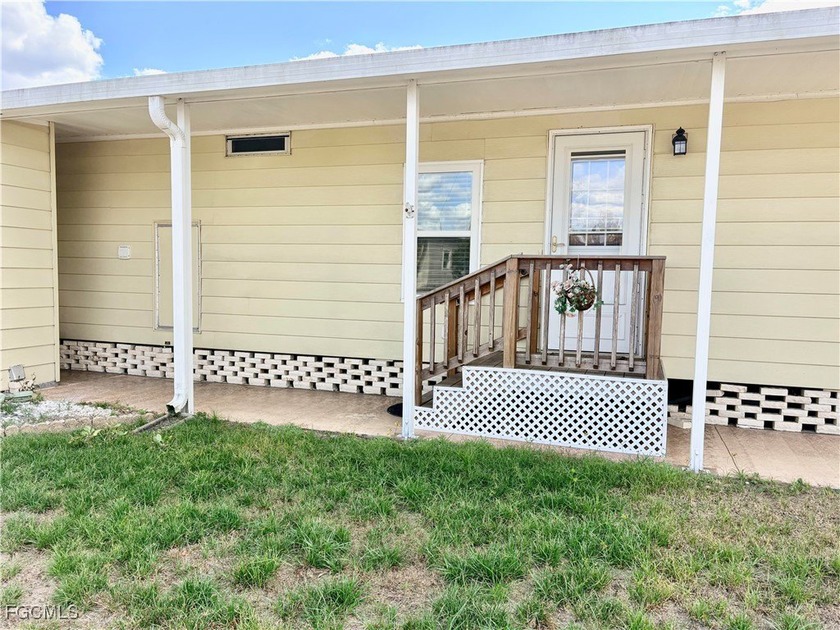 Beautifully updated 2-bedroom, 2-bath manufactured home in the - Beach Home for sale in North Fort Myers, Florida on Beachhouse.com