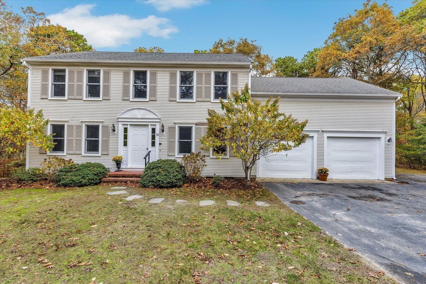 Welcome to Cummaquid Heights Move in ready with new carpet and - Beach Home for sale in Yarmouth Port, Massachusetts on Beachhouse.com