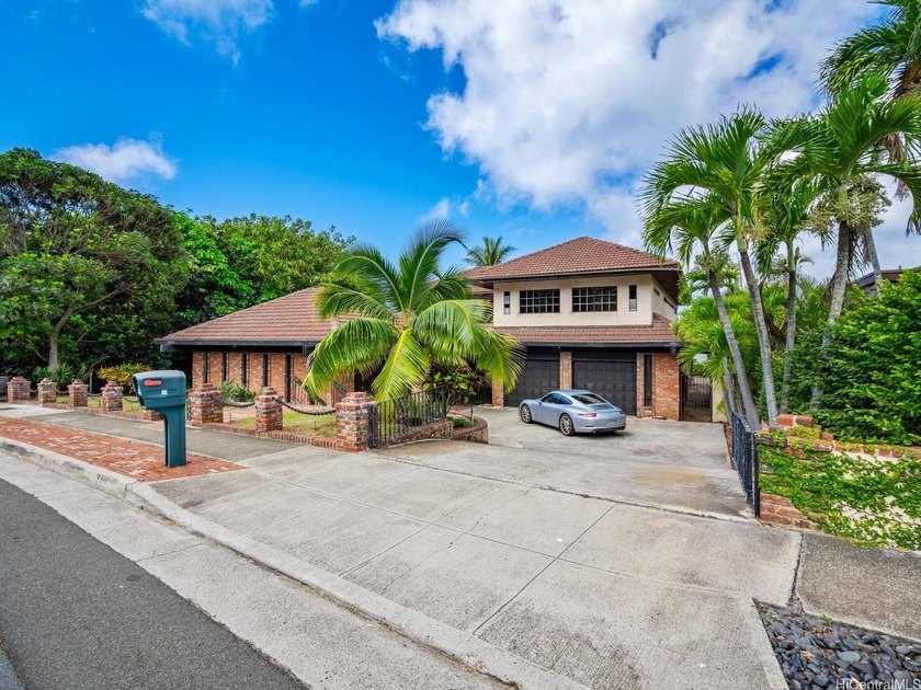 Situated on one Oahu's most treasured streets in one of the most - Beach Home for sale in Honolulu, Hawaii on Beachhouse.com